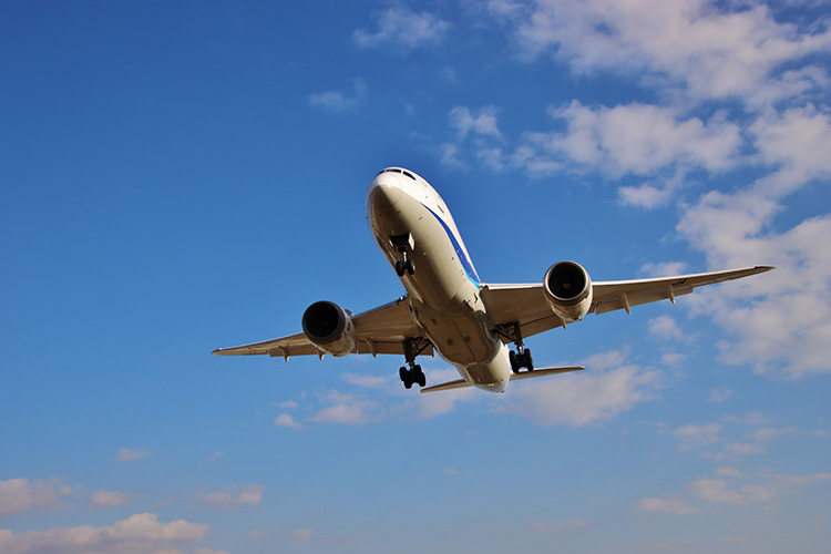 飛行機が飛び立つ画像